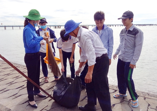 Ra quân thực hiện vệ sinh, làm sạch bờ biển Tân Thành
